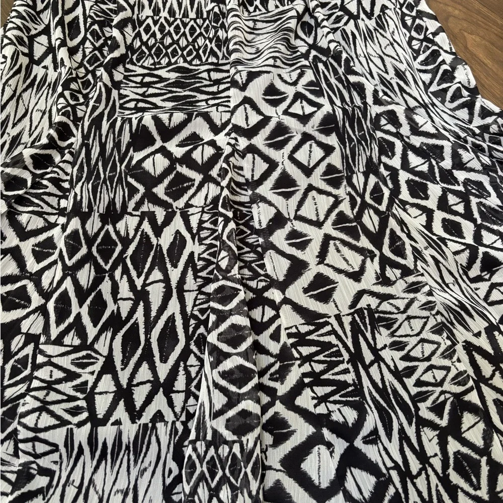 Women's Black & White Patterned Short Sleeve Top